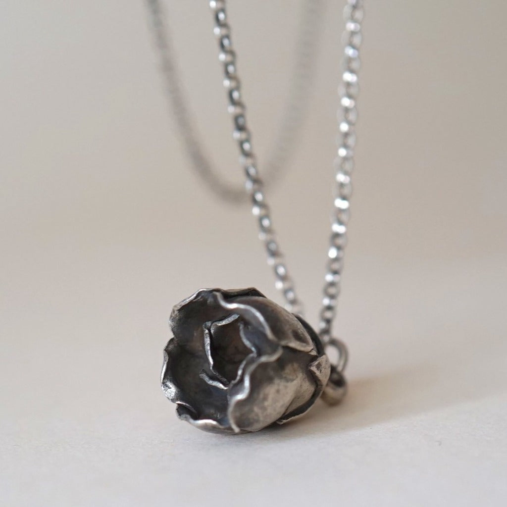 Silver Vintage Flower Head Necklace.