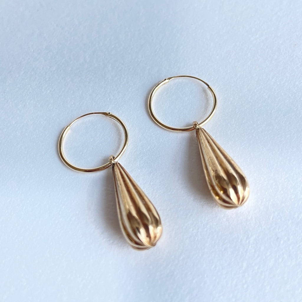 9ct ribbed teardrop on 9ct Hoop