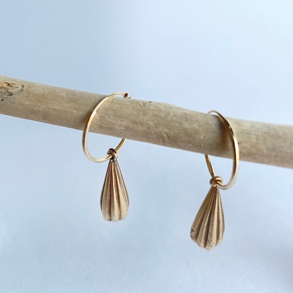 9ct ribbed teardrop on 9ct Hoop