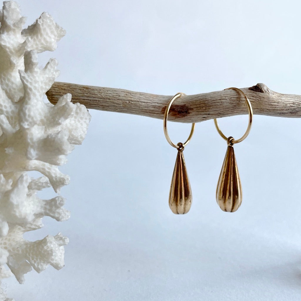 9ct ribbed teardrop on 9ct Hoop
